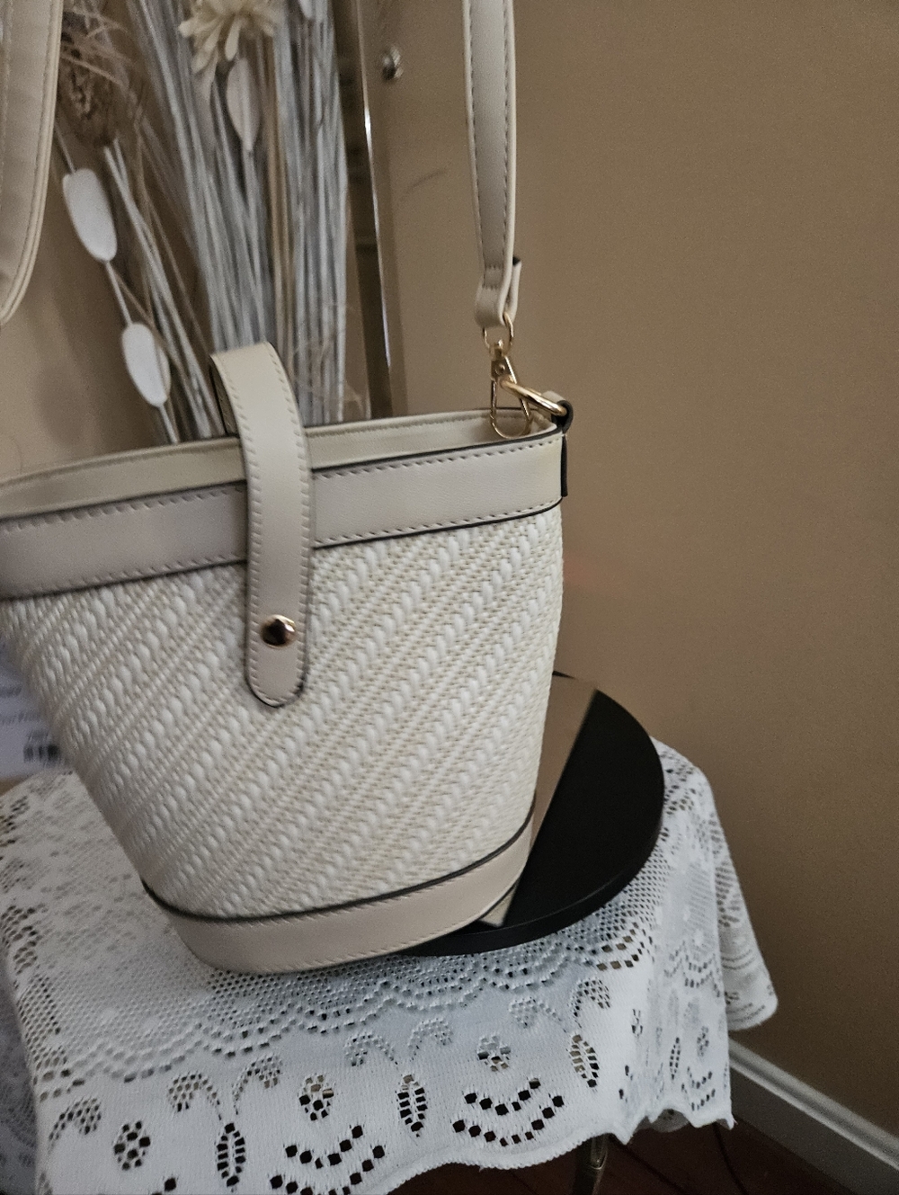 💞❣️Womens Beige Woven Bucket Crossbody Bag - NWT💞❣️